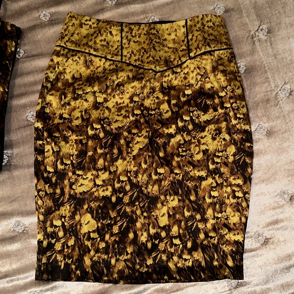 Marciano by Guess Black & Gold Matching Set-Corset (size S/P) & Skirt (size 2) - Picture 10 of 12